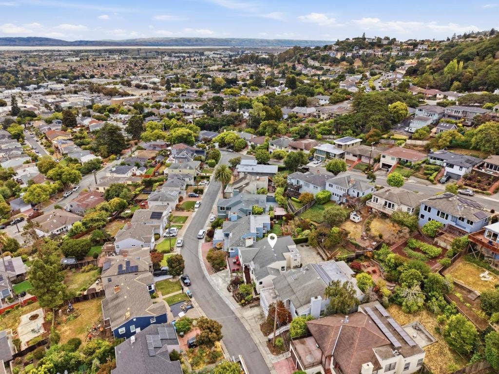 4024 Bayview Avenue, San Mateo, CA 94403 4024 Bayview Avenue, San Mateo, CA 94403