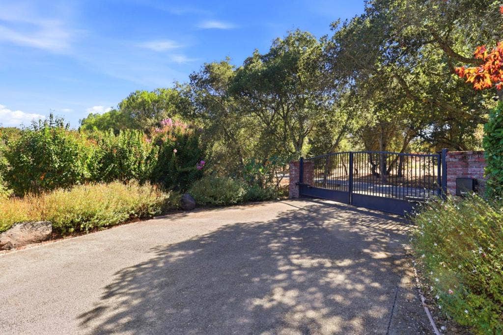 388 Albion Avenue, Woodside, CA 94062 388 Albion Avenue, Woodside, CA 94062