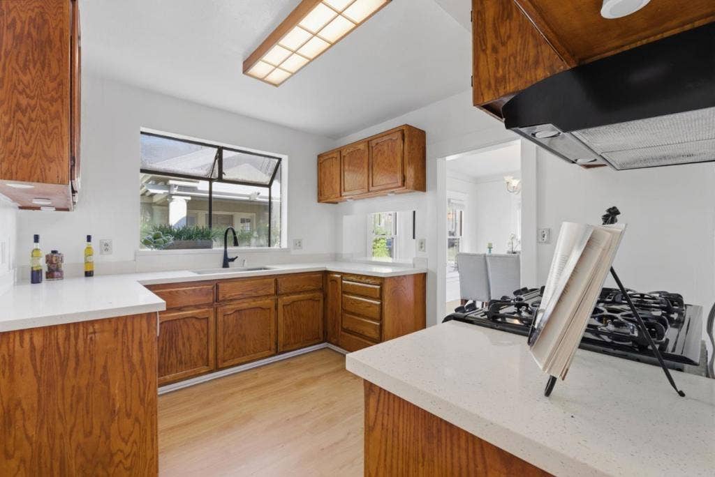 711 Emerson Court, San Jose, CA 95126 711 Emerson Court, San Jose, CA 95126