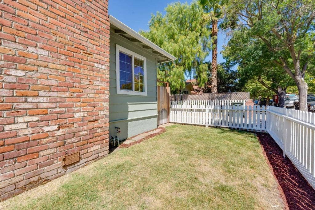32013203 Hoover, Redwood City, CA 94063 32013203 Hoover, Redwood City, CA 94063