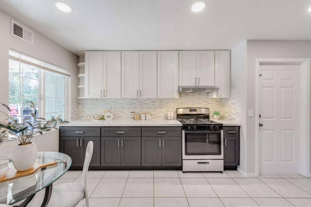 32013203 Hoover, Redwood City, CA 94063 32013203 Hoover, Redwood City, CA 94063