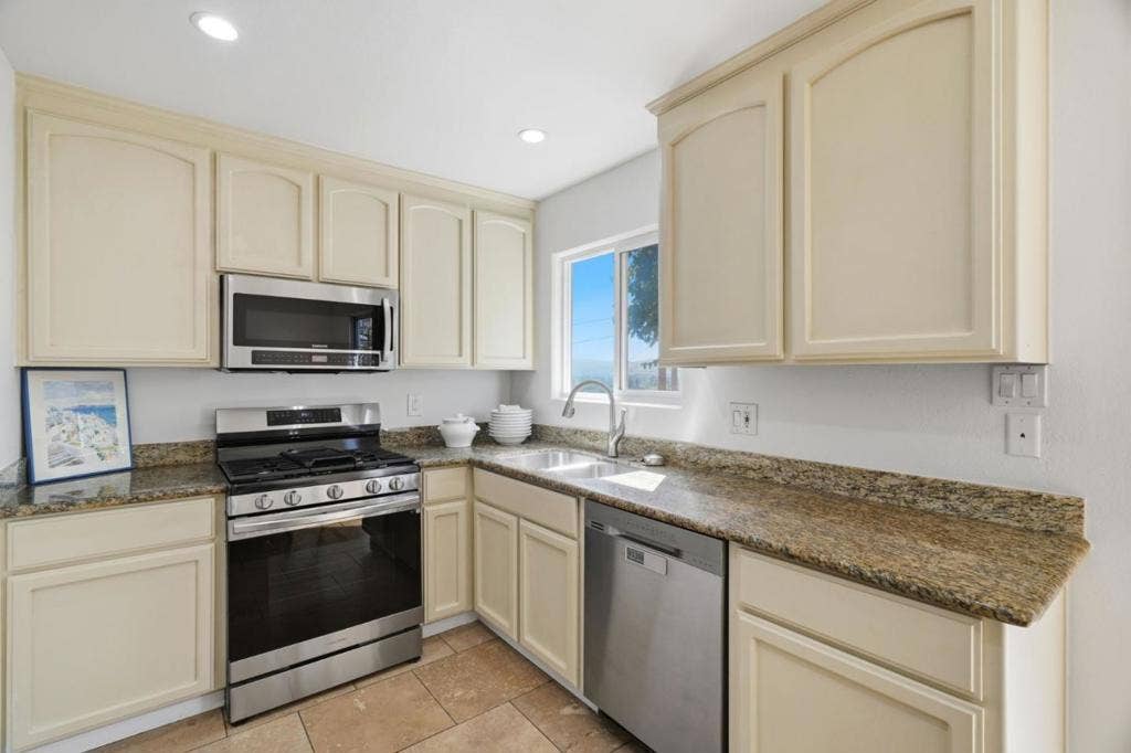 690 Bold Court, San Jose, CA 95111 690 Bold Court, San Jose, CA 95111