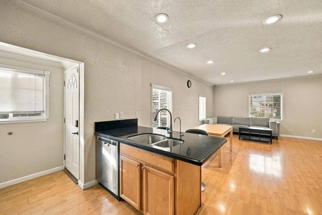 1080 S 8th Street, San Jose, CA 95112 1080 S 8th Street, San Jose, CA 95112