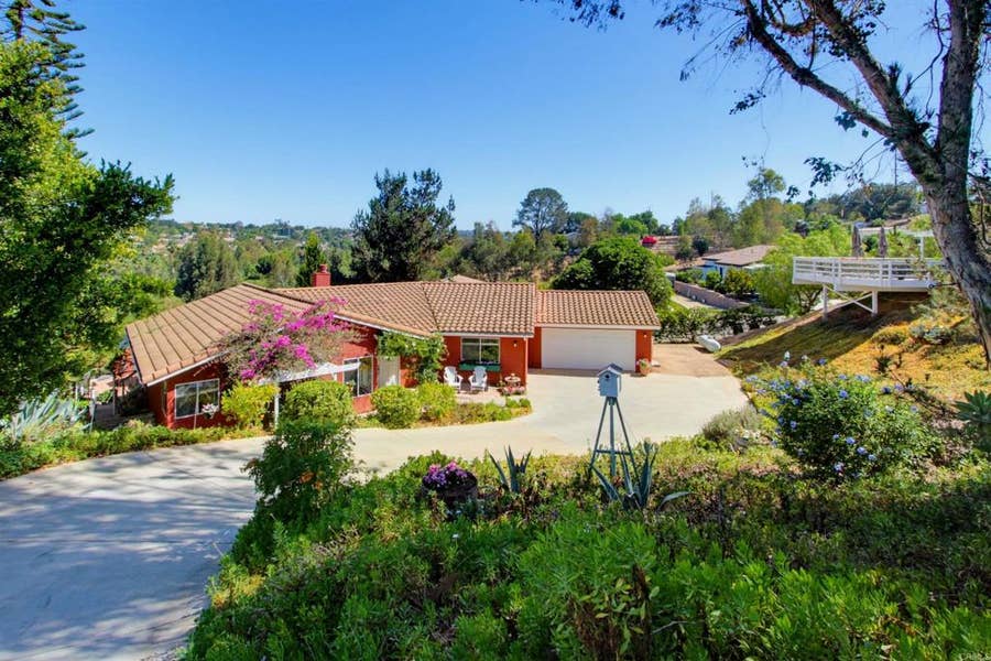Property photo for 2202 Crest Hill Lane, Fallbrook, CA