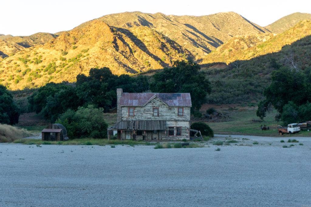 25933 Sand Canyon Road, Santa Clarita, CA 91387 Haunted Mansion Set