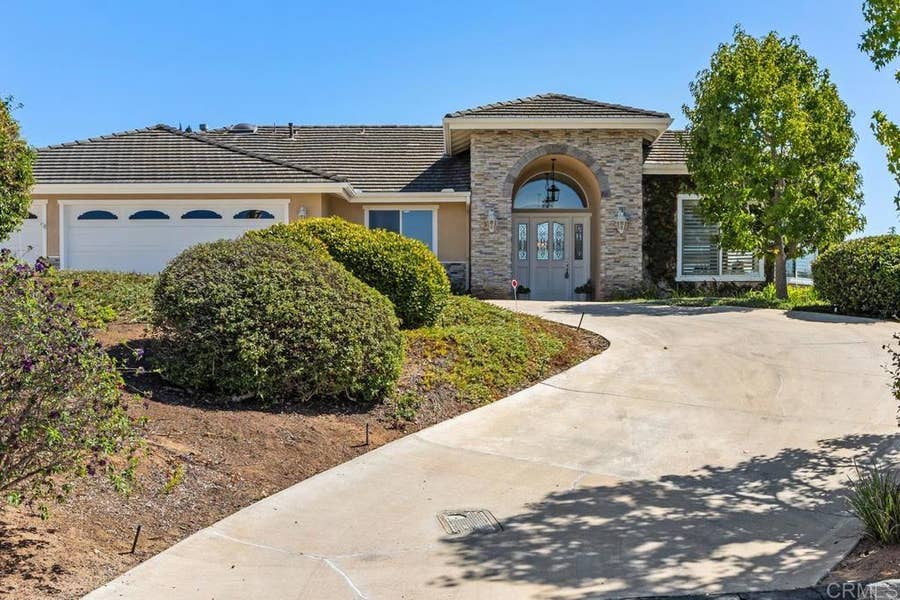 Property photo for 2286 Crest Hill Lane, Fallbrook, CA