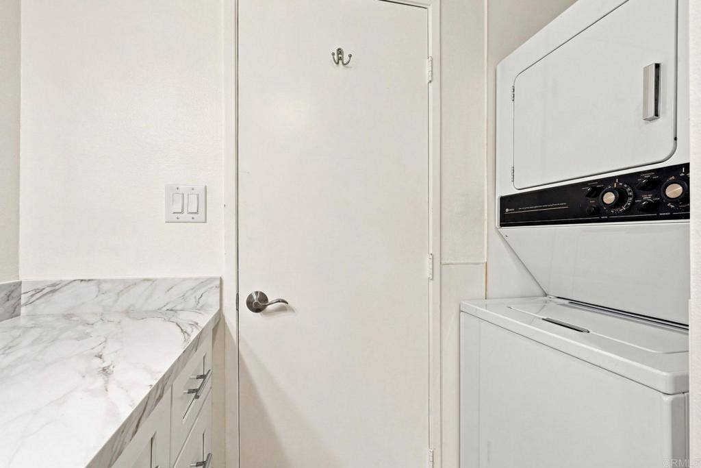 3612 Vista Bella, Oceanside, CA 92056 Washer and Dryer