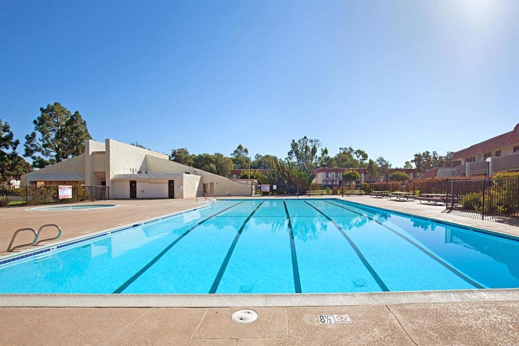 2714 Via Juanita, Carlsbad, CA 92010 Community pool