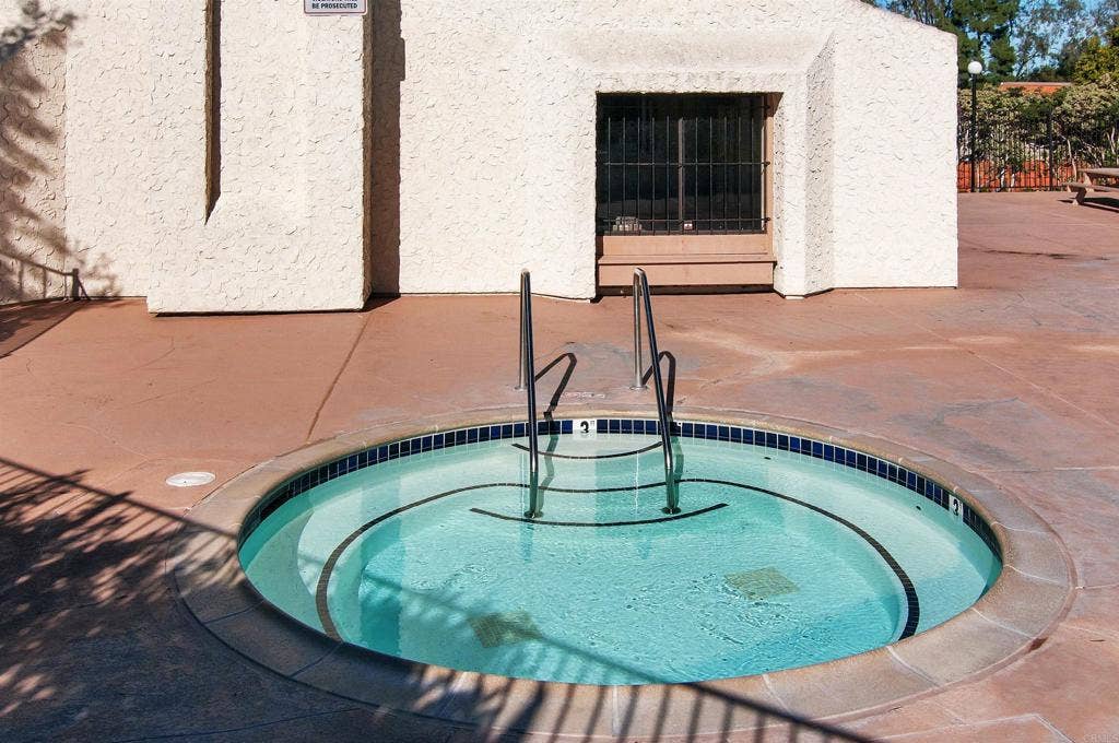 2714 Via Juanita, Carlsbad, CA 92010 Community spa