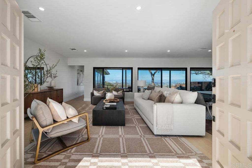 5877 Soledad Mountain Road, La Jolla, CA 92037