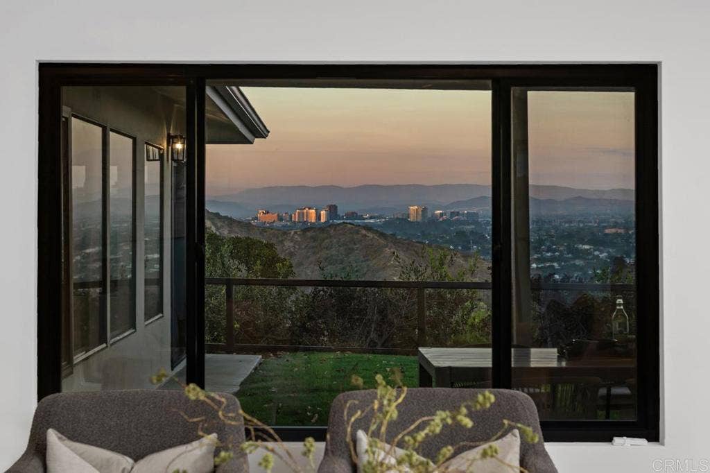 5877 Soledad Mountain Road, La Jolla, CA 92037