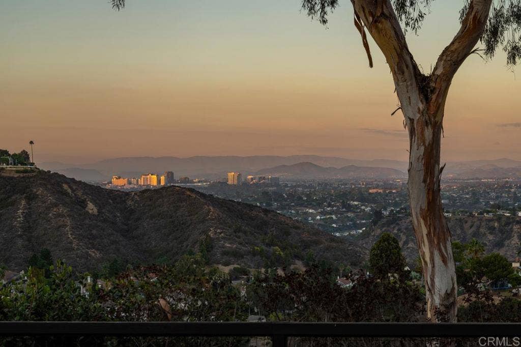 5877 Soledad Mountain Road, La Jolla, CA 92037