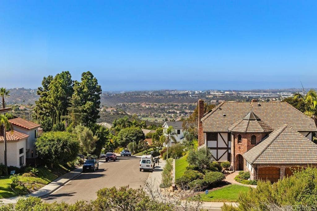 6547 Via Barona, Carlsbad, CA 92009 6547 Via Barona, Carlsbad, CA 92009