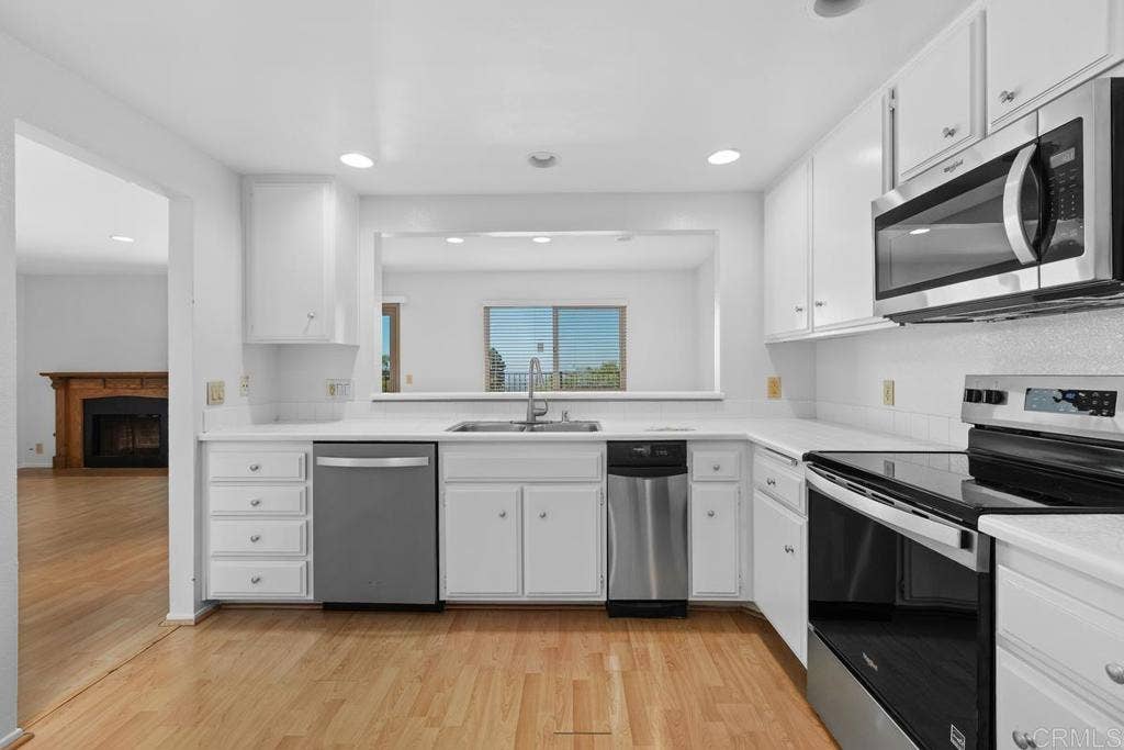 6547 Via Barona, Carlsbad, CA 92009 6547 Via Barona, Carlsbad, CA 92009