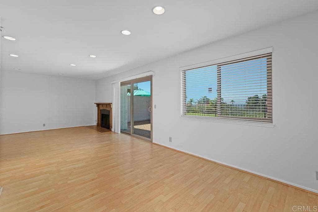 6547 Via Barona, Carlsbad, CA 92009 6547 Via Barona, Carlsbad, CA 92009