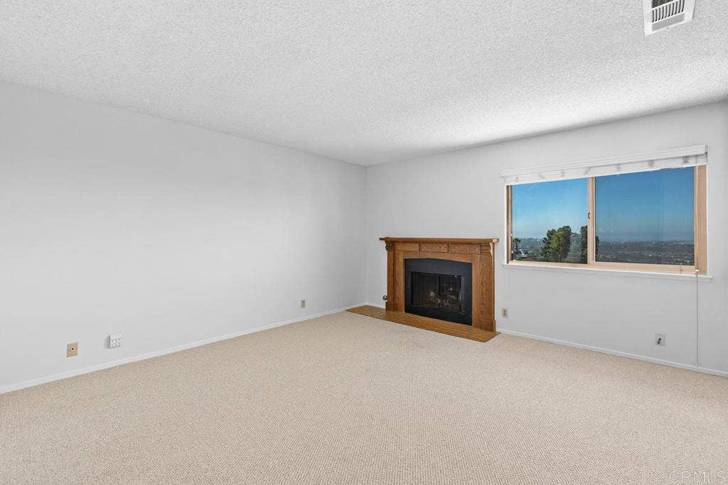 6547 Via Barona, Carlsbad, CA 92009 6547 Via Barona, Carlsbad, CA 92009