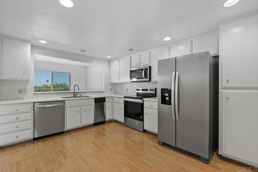 6547 Via Barona, Carlsbad, CA 92009 6547 Via Barona, Carlsbad, CA 92009