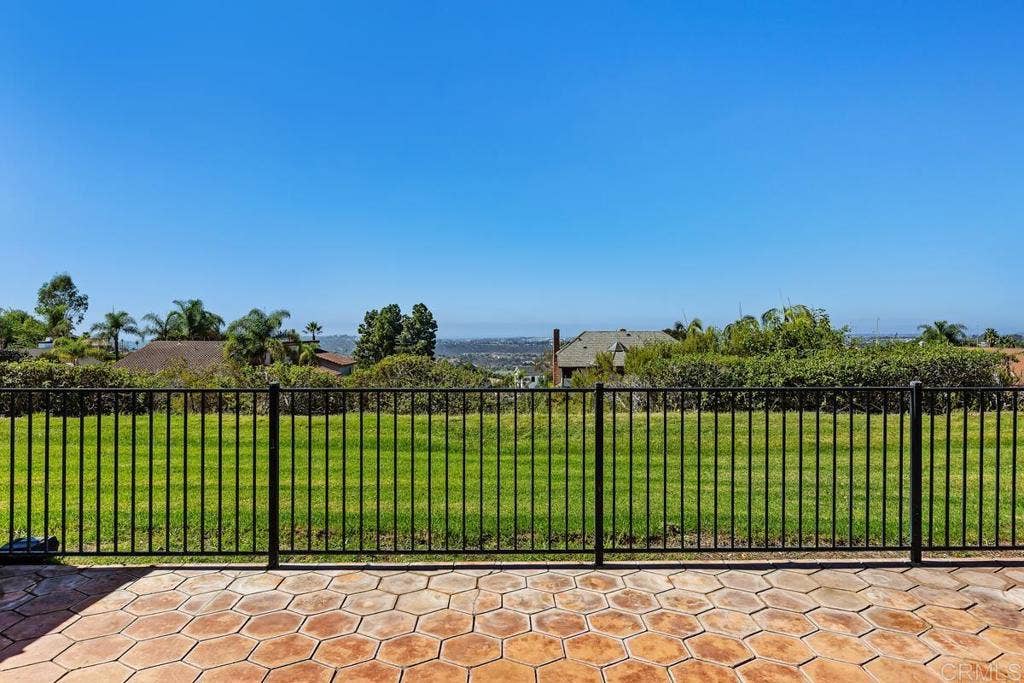 6547 Via Barona, Carlsbad, CA 92009 6547 Via Barona, Carlsbad, CA 92009