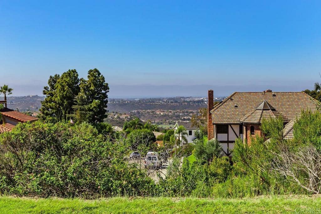 6547 Via Barona, Carlsbad, CA 92009 6547 Via Barona, Carlsbad, CA 92009