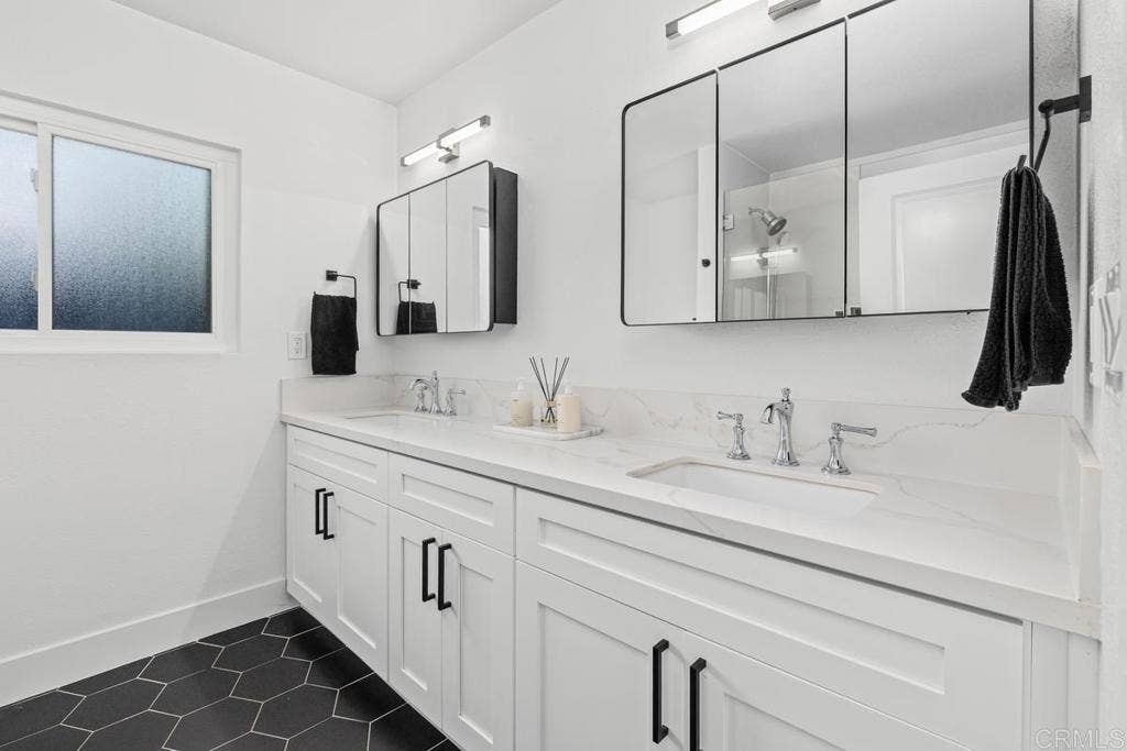 4975 Greenbrier Avenue, San Diego, CA 92120 Dual vanities