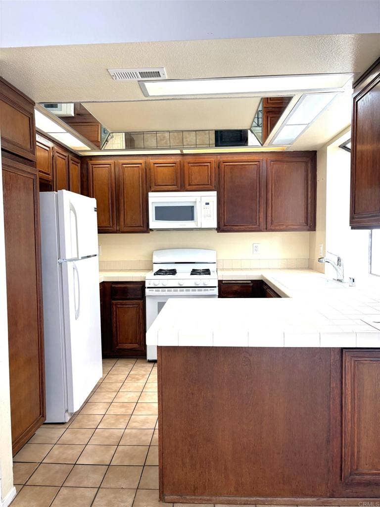 6924 Sandpiper Place, Carlsbad, CA 92009 6924 Sandpiper Place, Carlsbad, CA 92009