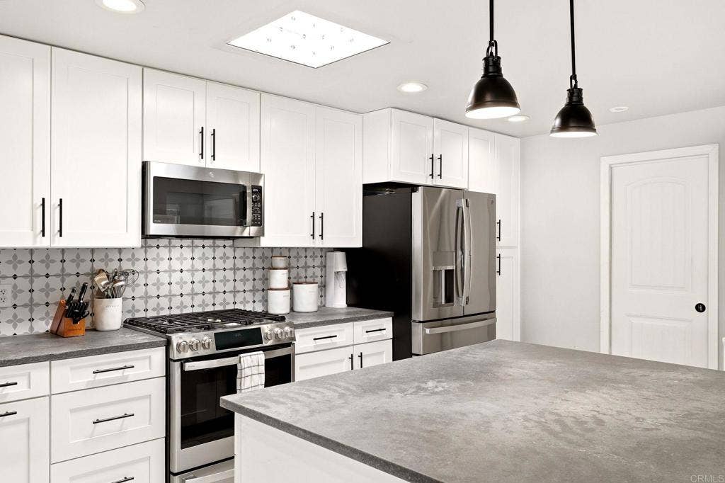 147 Maple Avenue, Carlsbad, CA 92008 147 Maple Avenue, Carlsbad, CA 92008