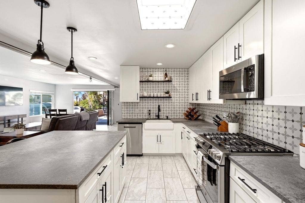 147 Maple Avenue, Carlsbad, CA 92008 147 Maple Avenue, Carlsbad, CA 92008