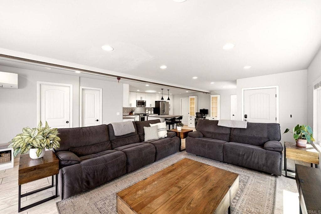 147 Maple Avenue, Carlsbad, CA 92008 147 Maple Avenue, Carlsbad, CA 92008