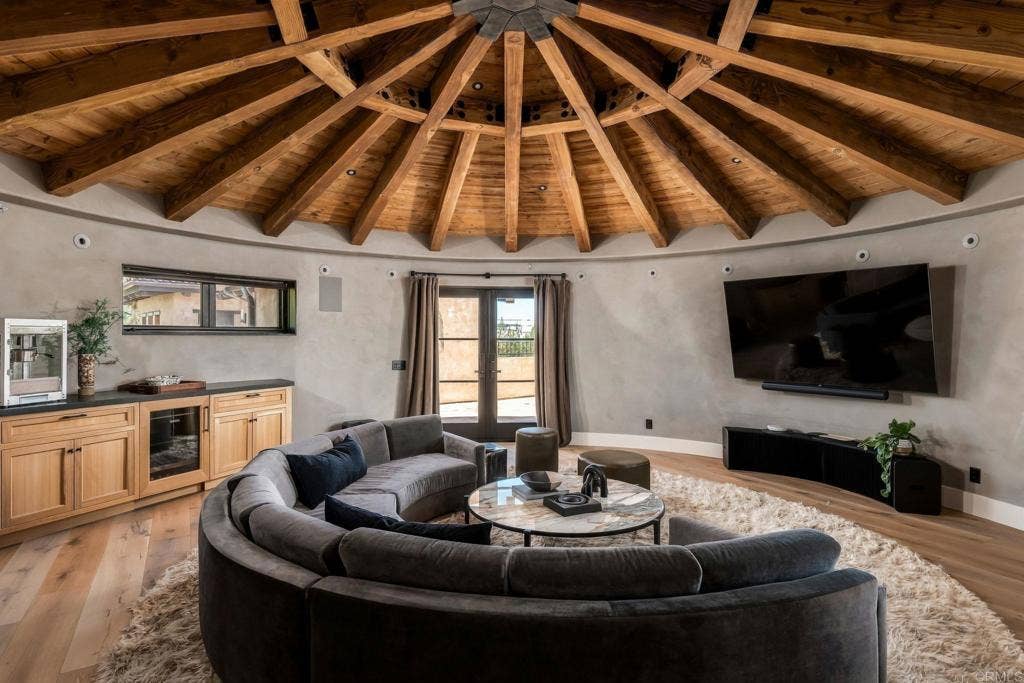 525 Sleeping Indian Rd, Oceanside, CA 92057