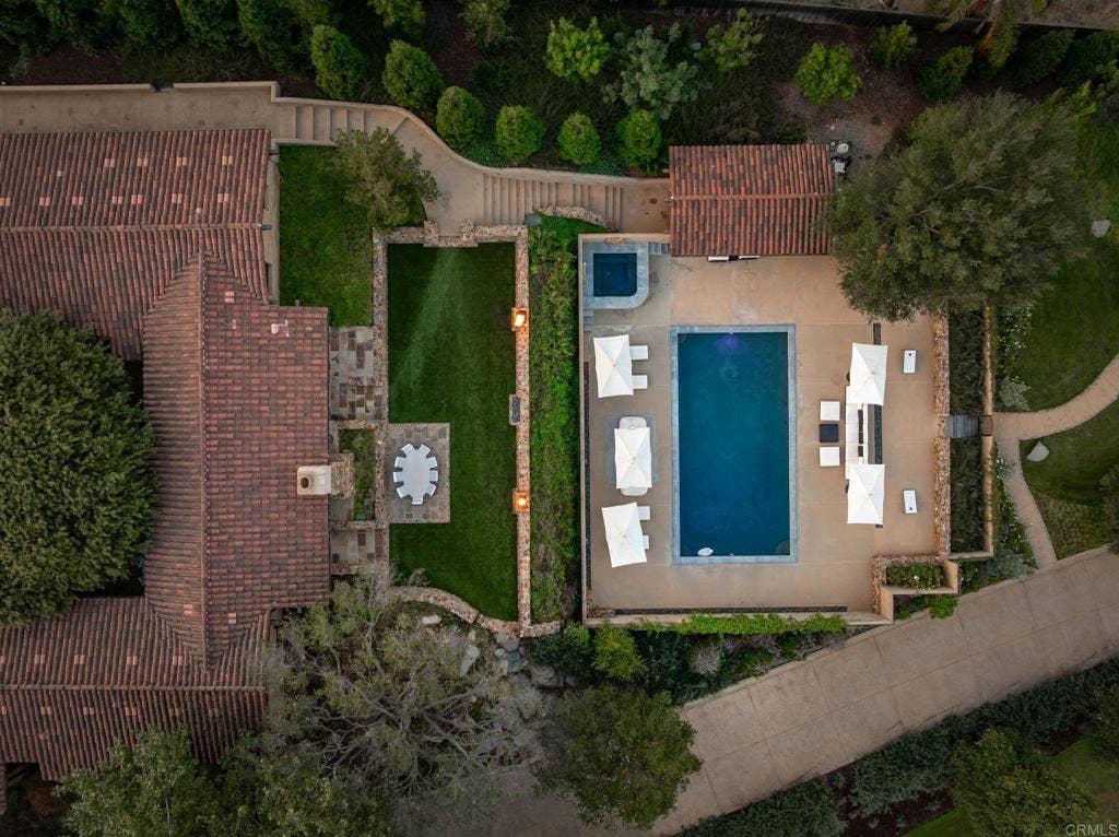 525 Sleeping Indian Rd, Oceanside, CA 92057