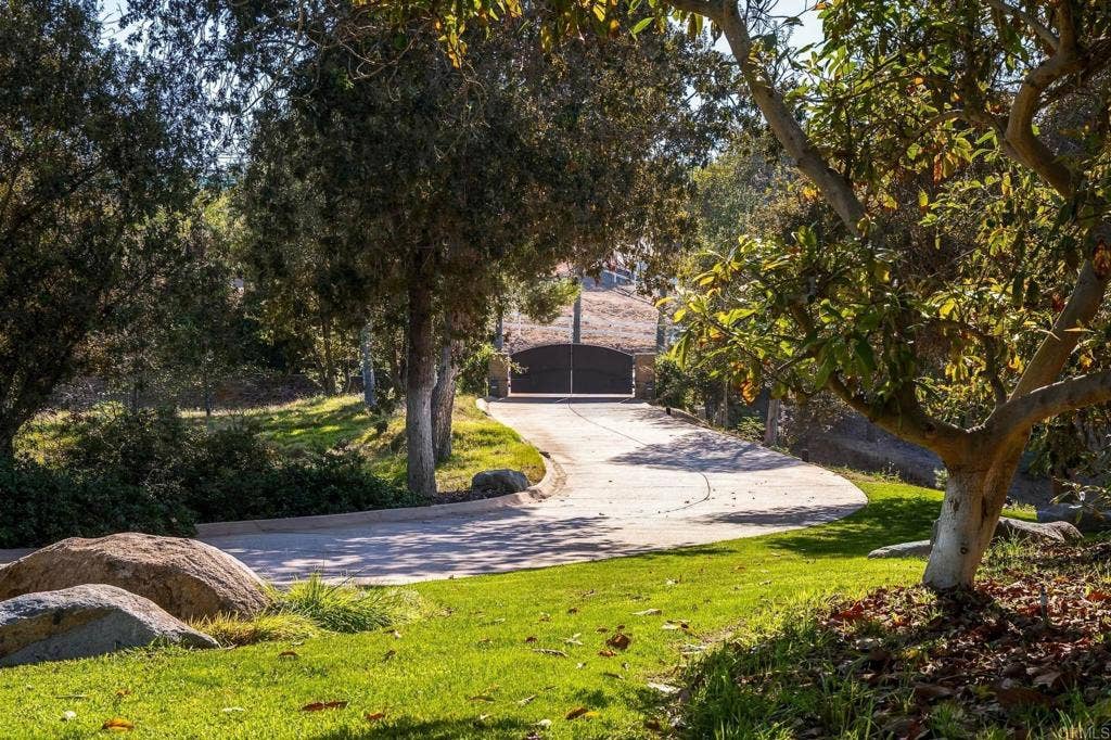 525 Sleeping Indian Rd, Oceanside, CA 92057