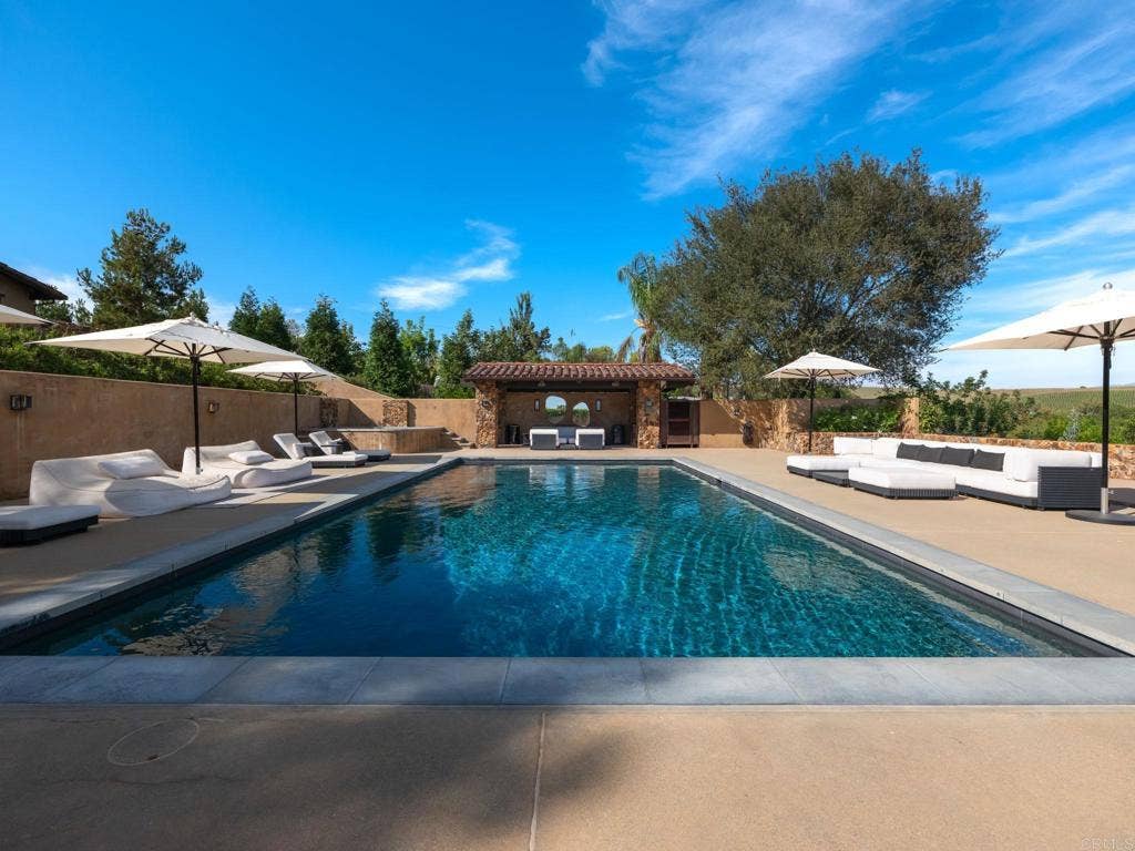 525 Sleeping Indian Rd, Oceanside, CA 92057