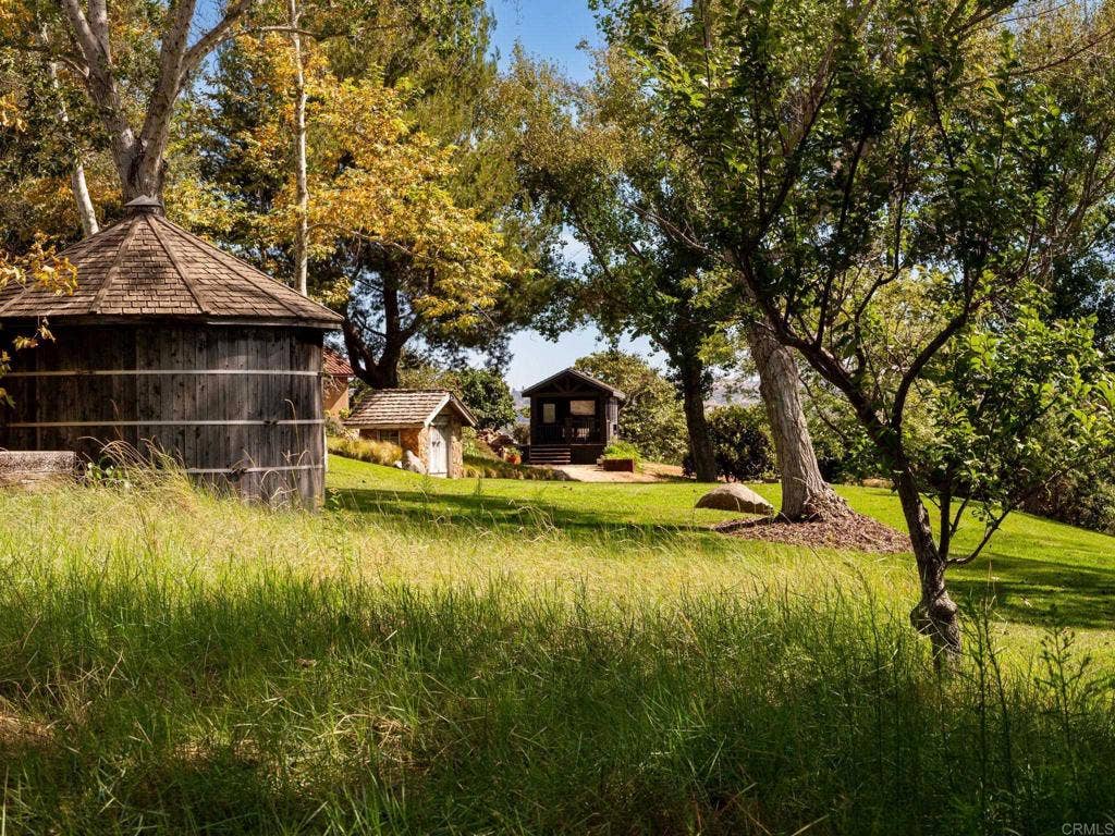 525 Sleeping Indian Rd, Oceanside, CA 92057