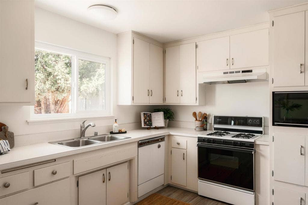 147 Edgewood Drive, Oceanside, CA 92054 147 Edgewood Drive, Oceanside, CA 92054