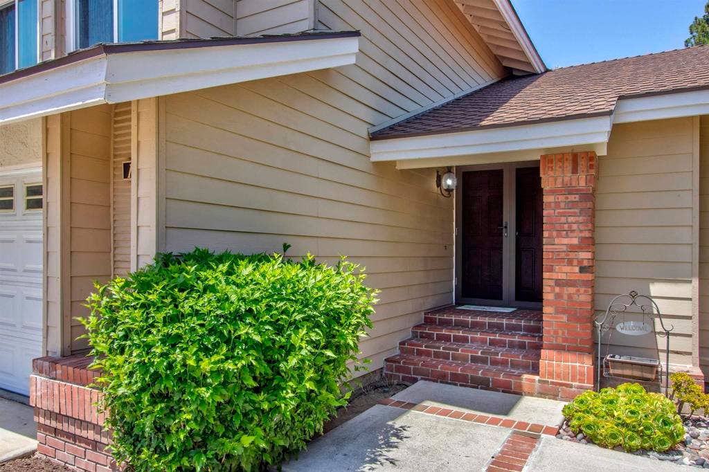 1140 Countrywood Lane, Vista, CA 92081 Facade/Exterior Front
