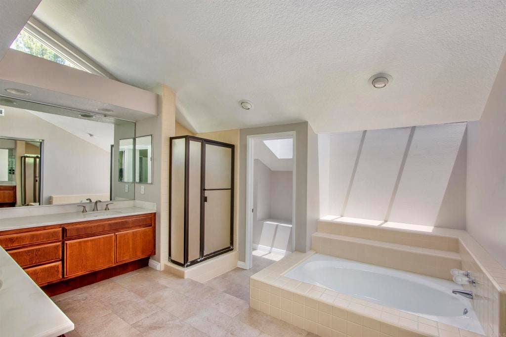 1140 Countrywood Lane, Vista, CA 92081 Primary Bath