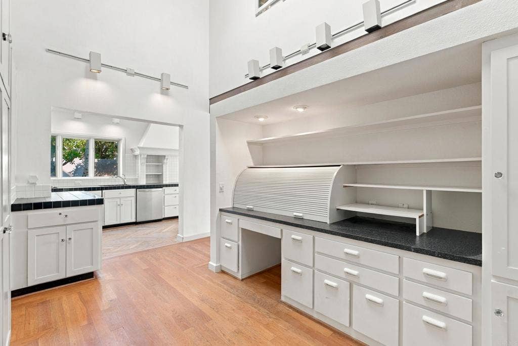 4616 Rancho Reposo, Del Mar, CA 92014 Extra kitchen utility desk room