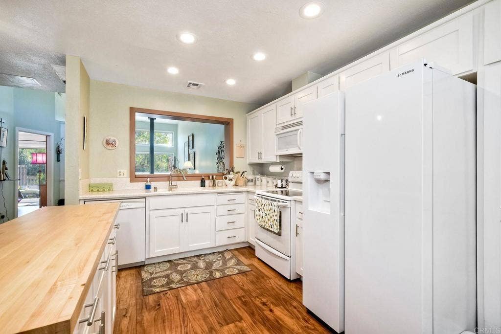 8691 Circle R Course Lane, Escondido, CA 92026 8691 Circle R Course Lane, Escondido, CA 92026