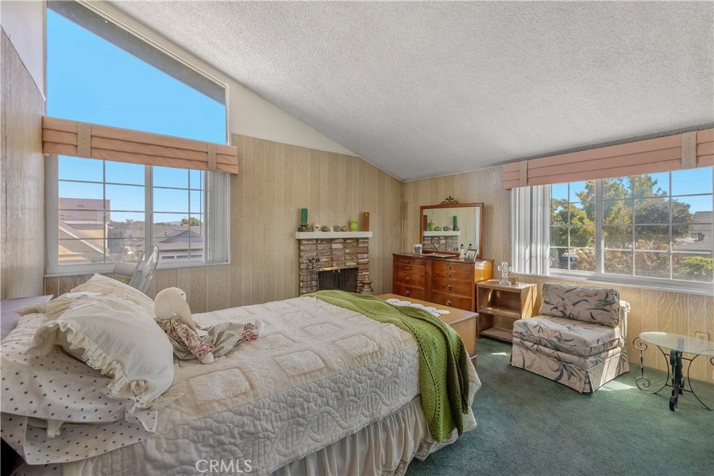 Guest room with Fireplace