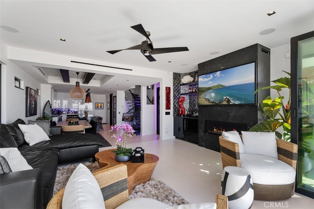 1904 W Oceanfront, Newport Beach, CA 92663 Living room opening to the beach