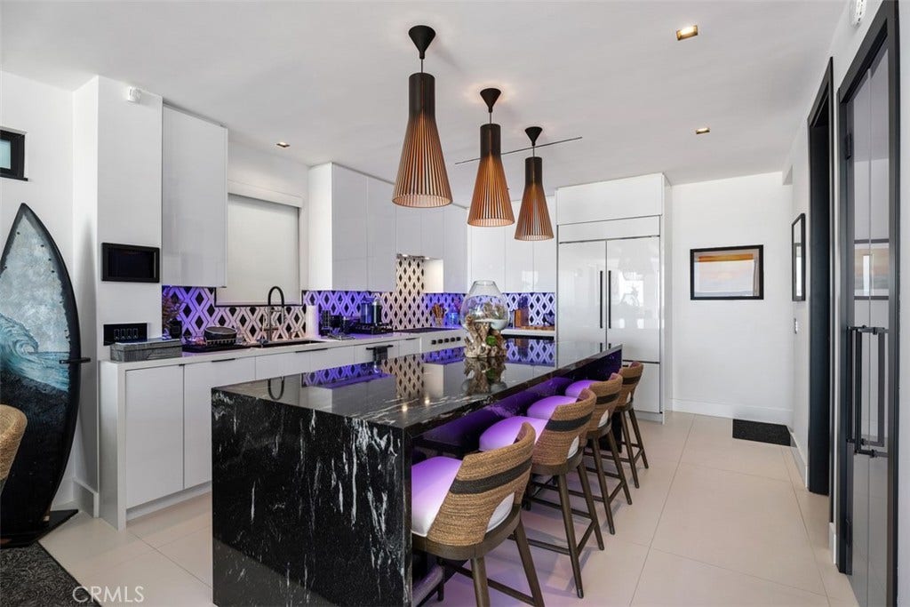 1904 W Oceanfront, Newport Beach, CA 92663 Spacious kitchen island and breakfast bar
