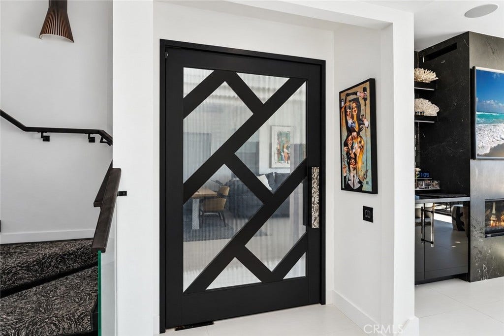 1904 W Oceanfront, Newport Beach, CA 92663 The drama begins at the front door Welcome !