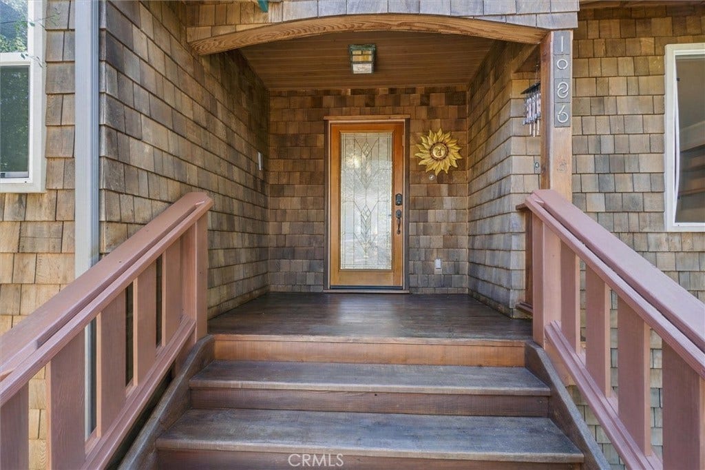 Beautiful Main floor entrance