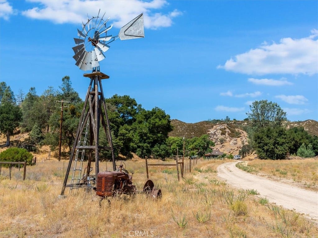 1575 Parkhill Road, Santa Margarita, CA 93453 Lots of useable land perfect for horses, or 4 H projects.