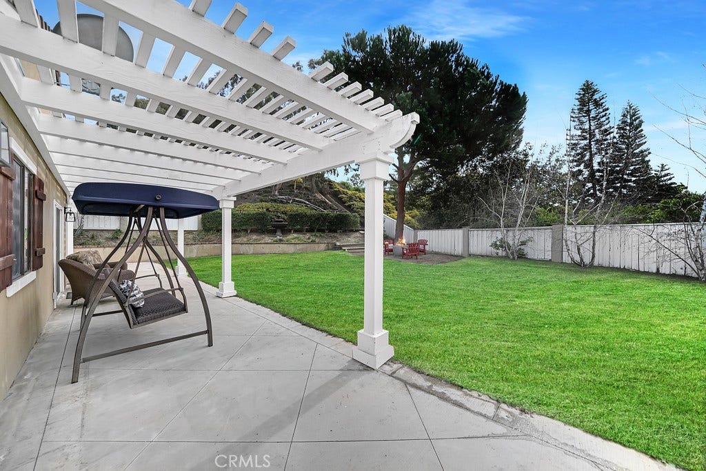 2897 Calle Heraldo, San Clemente, CA 92673 Large backyard with chair swing