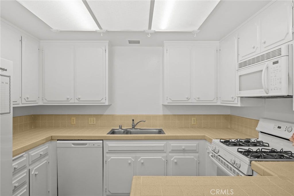 32471 Spyglass Court, San Juan Capistrano, CA 92675 Kitchen
