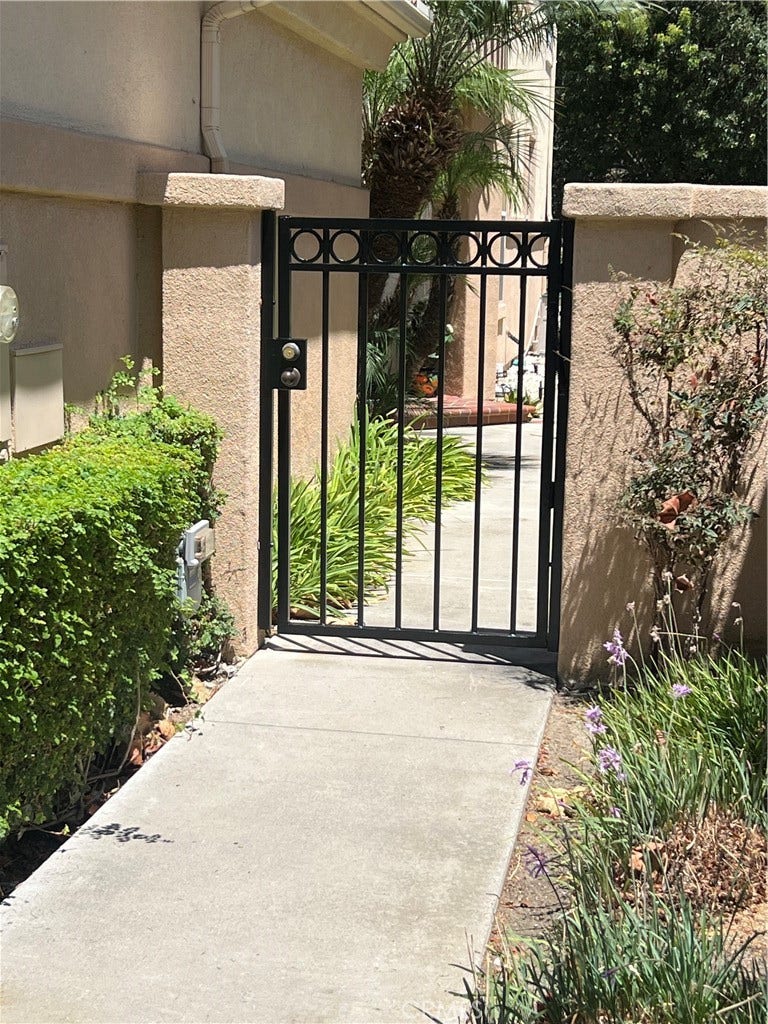 Freshly-refurbished & repainted gate