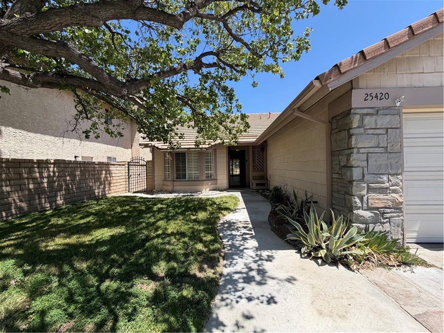 Property photo for 25420 Sheffield Ln, Saugus, CA