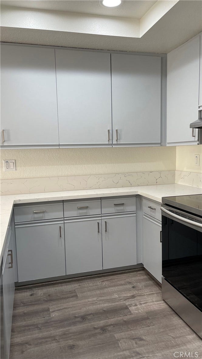 Lots of kitchen cabinets