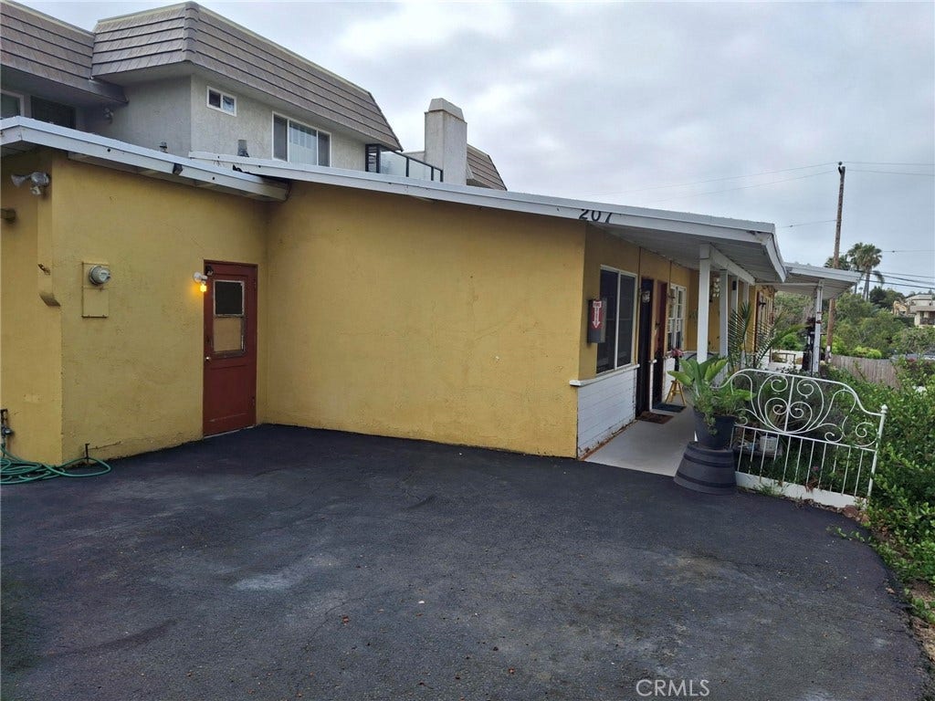 207 W La Paloma, San Clemente, CA 92672 207 W La Paloma, San Clemente, CA 92672